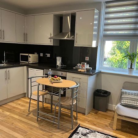 Mj Serviced Apartment Up To 6 Guest - Luxurious Living In West London Next To Tube Station & Central London Hanwell Buitenkant foto