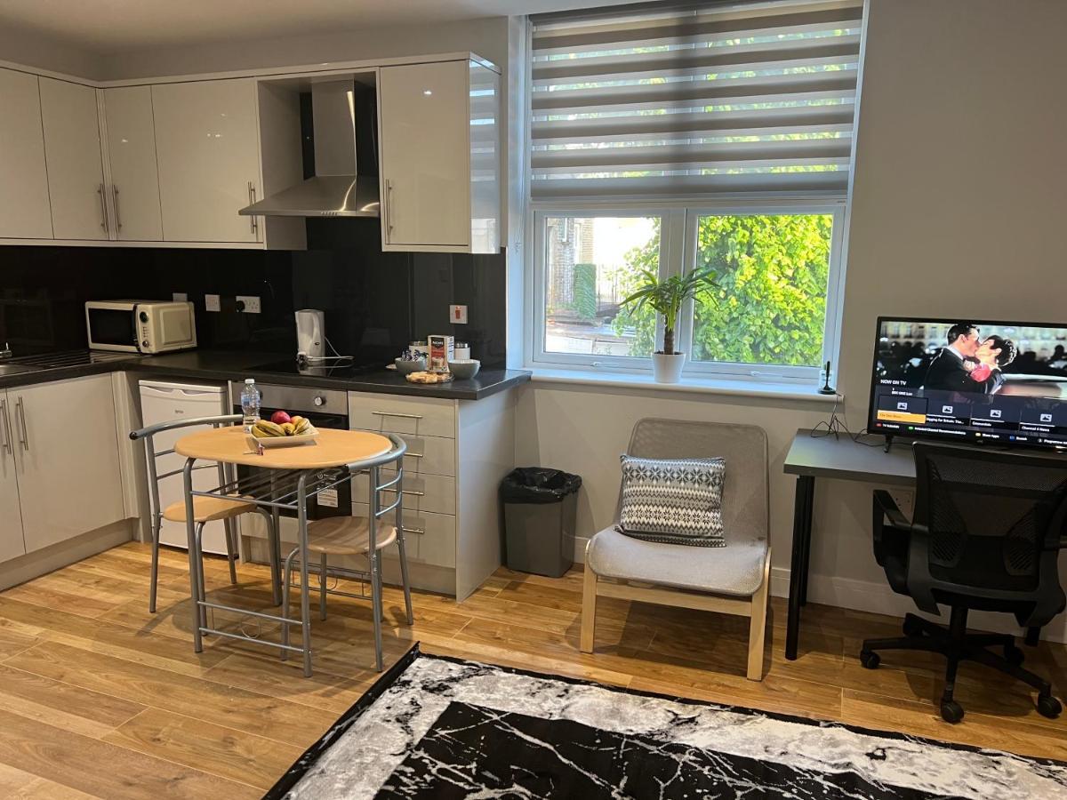 Mj Serviced Apartment Up To 6 Guest - Luxurious Living In West London Next To Tube Station & Central London Hanwell Buitenkant foto