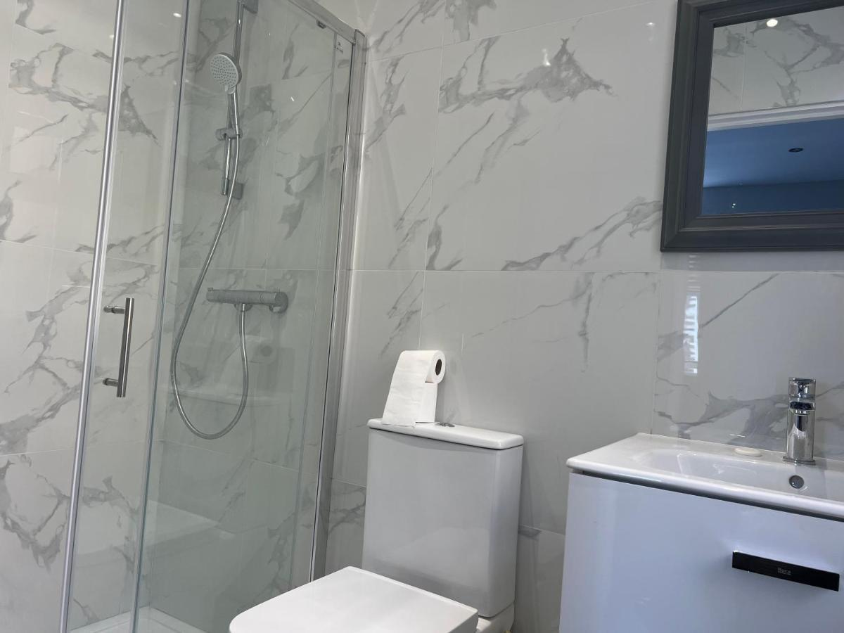 Mj Serviced Apartment Up To 6 Guest - Luxurious Living In West London Next To Tube Station & Central London Hanwell Buitenkant foto